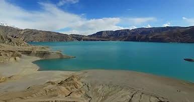 新疆群山蓝色湖泊航拍大片视频的预览图